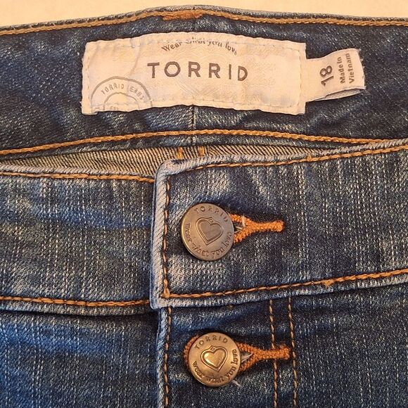 Torrid Distressed Denim Raw Hem Cut Off Shorts Size 18 Button Fly Stretch - Picture 2 of 10